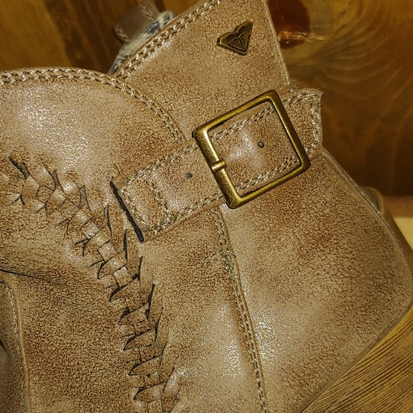 Distressed roxy booties - Picture 2 of 4